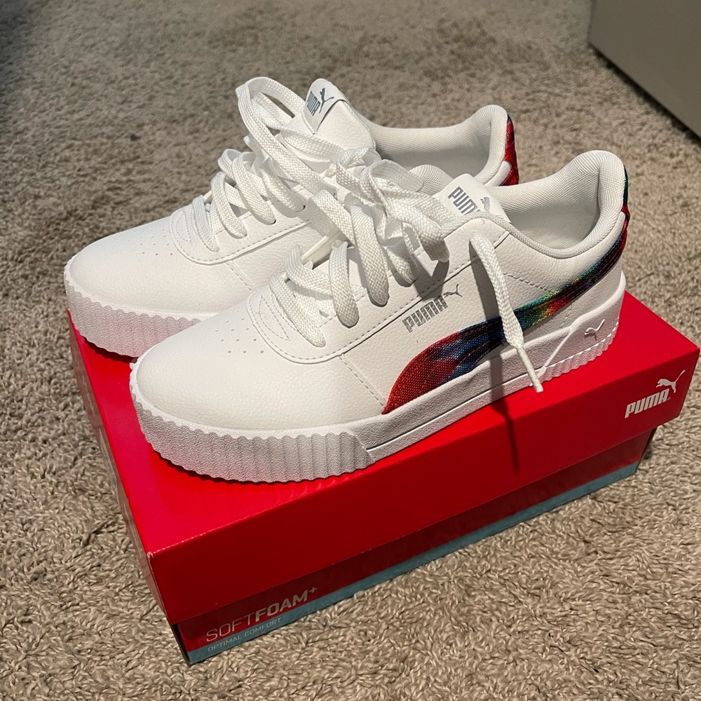 Brand New Pumas size 7 Never Worn